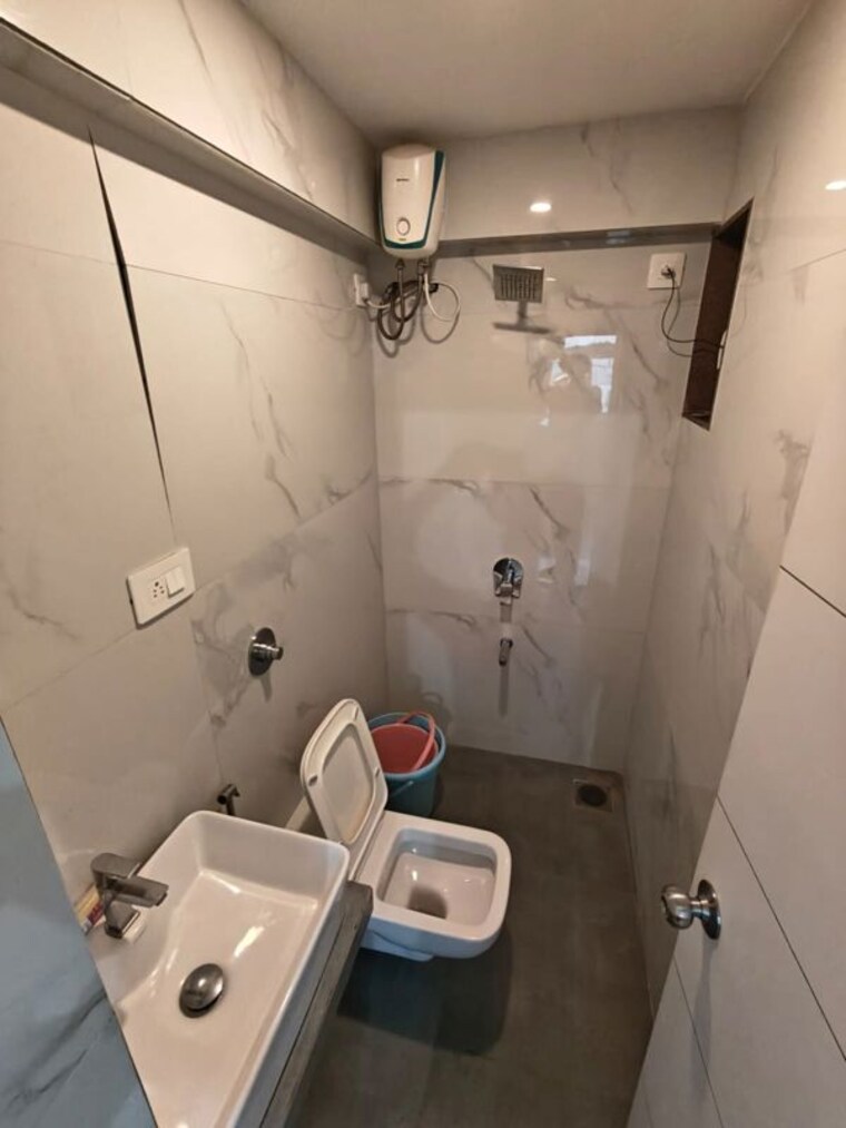 Bathroom, mk-gabino 1 Bedroom 324 Sq.Ft. Apartment In Andheri West Mumbai 10649794