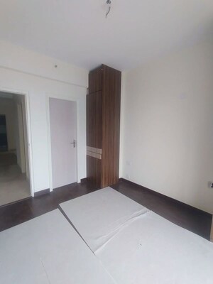 Room in 2.5 BHK Apartment at Smart World Orchard, Sector 61 – for Rent