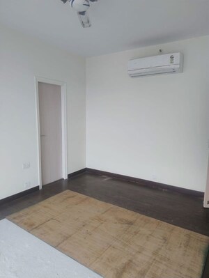 Room in 2.5 BHK Apartment at Smart World Orchard, Sector 61 – for Rent