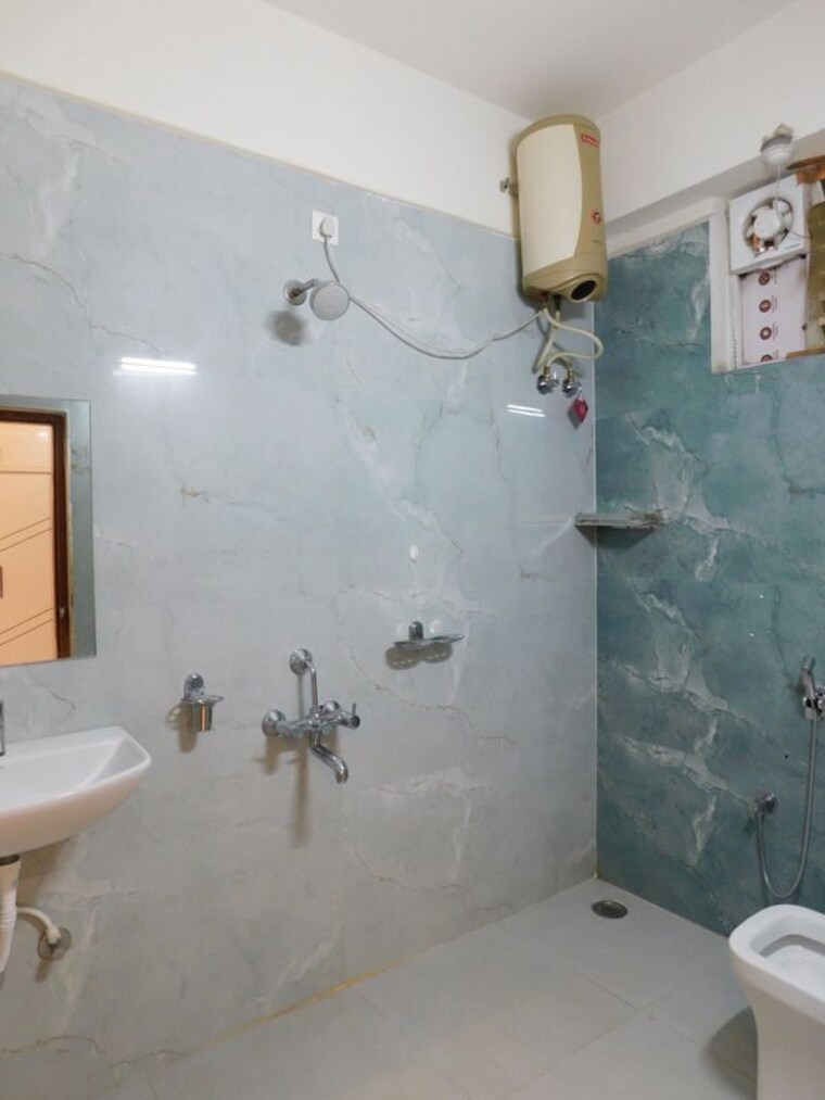 Bathroom, kondapur 3 Bedroom 2000 Sq.Ft. Builder Floor In Kondapur Hyderabad 10650058