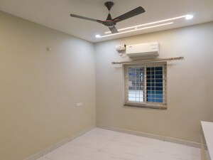 Room in 3 BHK Builder Floor at Kondapur – for Rent