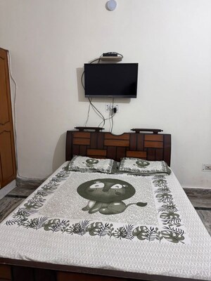 Team Area in 2 BHK Builder Floor at Sector 9 – for Rent