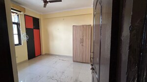 Room in 3 BHK Apartment at Hazratganj – for Rent