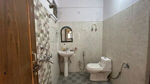 Bathroom in 3 BHK Apartment at Hazratganj – for Rent
