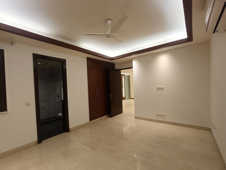 Room, east of kailash 4 Bedroom 300 Sq.Yd. Builder Floor In East Of Kailash Delhi 10650237