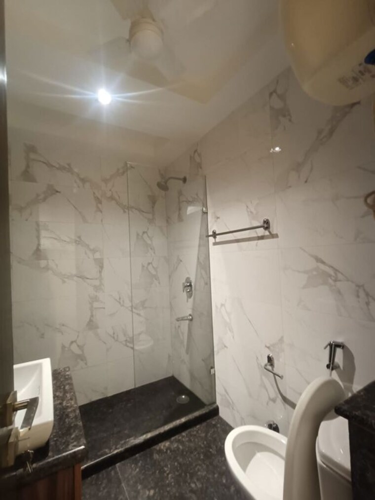 Bathroom, east of kailash 4 Bedroom 300 Sq.Yd. Builder Floor In East Of Kailash Delhi 10650237