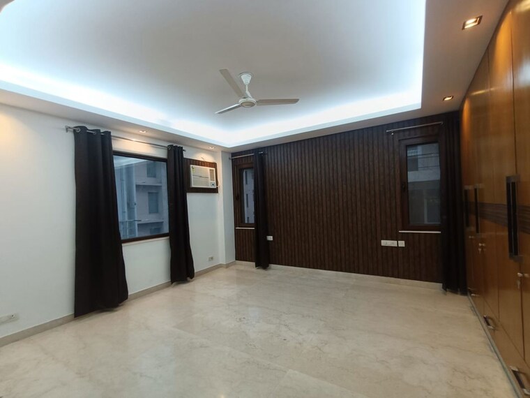 Room, east of kailash 4 Bedroom 300 Sq.Yd. Builder Floor In East Of Kailash Delhi 10650237