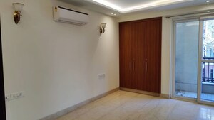 Room in 4 BHK Builder Floor at Navjeevan Vihar – for Rent
