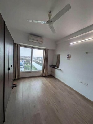 Room in 3 BHK Apartment at Marathon Monte South, Byculla West – for Rent