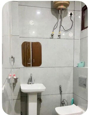 Furnished Amenities in 1 BHK Builder Floor at Aman Vihar – for Rent