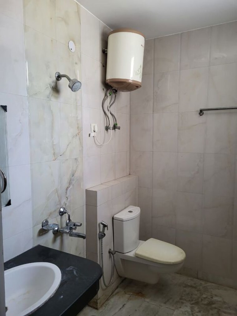 Bathroom, sector 47 3 Bedroom 1300 Sq.Ft. Builder Floor In Sector 47 Gurgaon 10650629