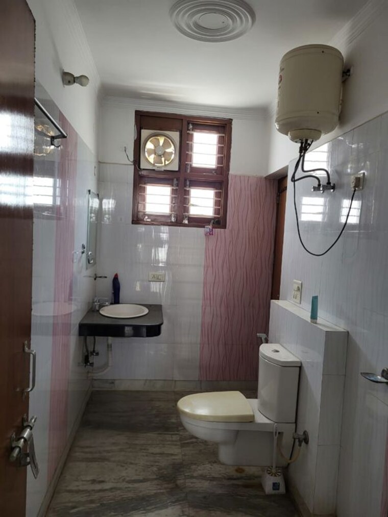 Bathroom, sector 47 3 Bedroom 1300 Sq.Ft. Builder Floor In Sector 47 Gurgaon 10650629