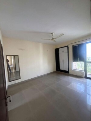 Room in 2 BHK Apartment at Unitech Uniworld Gardens, Sector 47 – for Rent