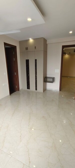 Room in 4 BHK Builder Floor at Sector 57 – for Rent