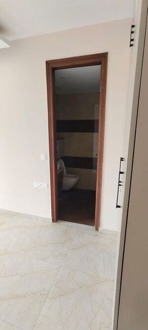 Room in 4 BHK Builder Floor at Sector 57 – for Rent