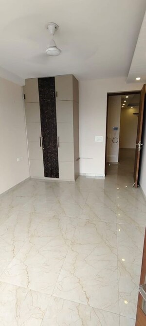 Room in 4 BHK Builder Floor at Sector 57 – for Rent