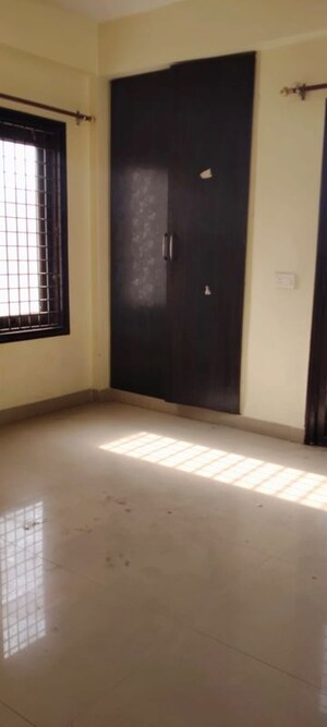 Room in 3.5 BHK Apartment at Omaxe Heights, Sector 86 – for Sale