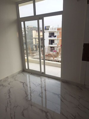Room in  Apartment at Mahadev Apartments Noida, Sector 73 – for Sale