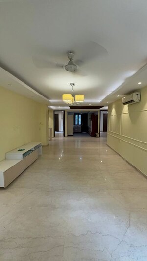 Room in 4 BHK Builder Floor at Nehru Enclave – for Rent