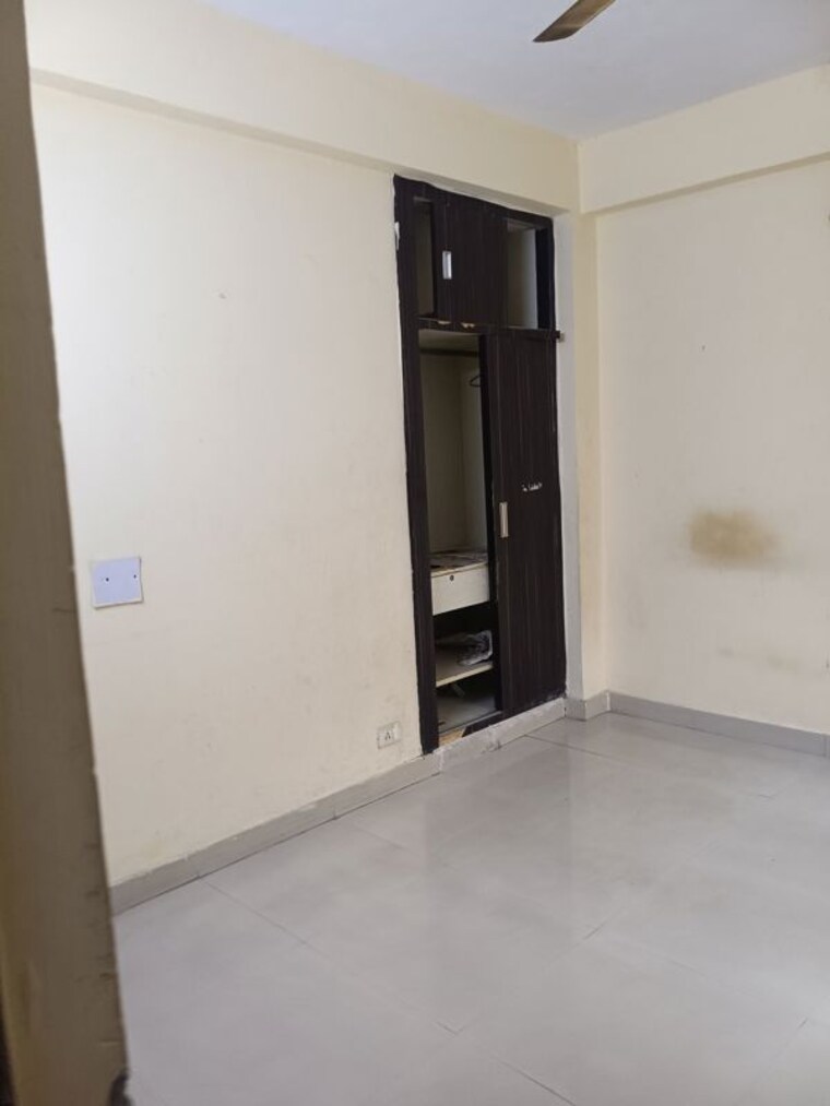 Room, galaxy-north-avenue-ll 2.5 Bedroom 1175 Sq.Ft. Apartment In Gaur City 2 Greater Noida 10650880