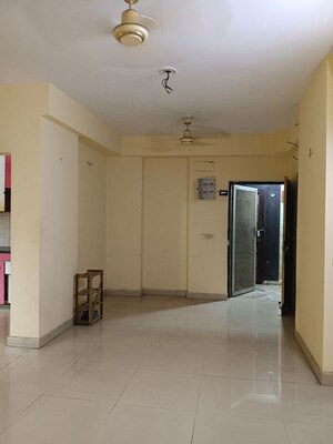 Room in 2.5 BHK Apartment at Galaxy North Avenue ll, Gaur City 2 – for Rent