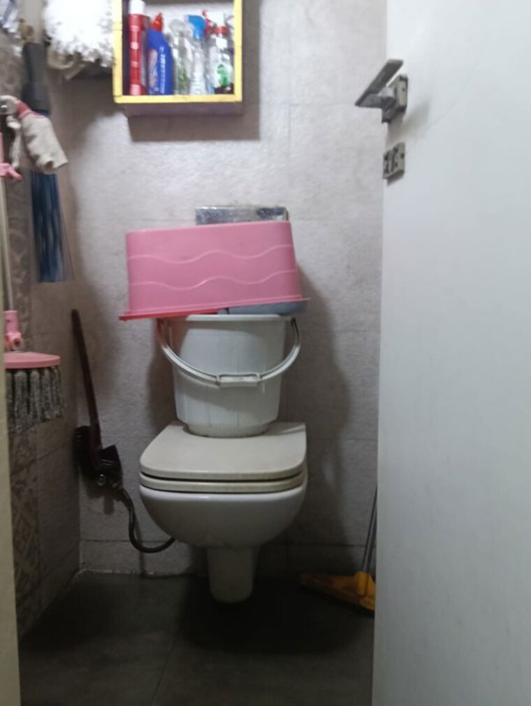 Bathroom, andheri west Commercial Shop 270 Sq.Ft. In Andheri West Mumbai 10650923
