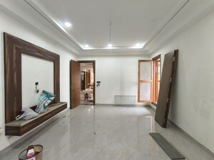 Room in 4 BHK Builder Floor at BPTP Amstoria Country Floor, Sector 102 – for Sale