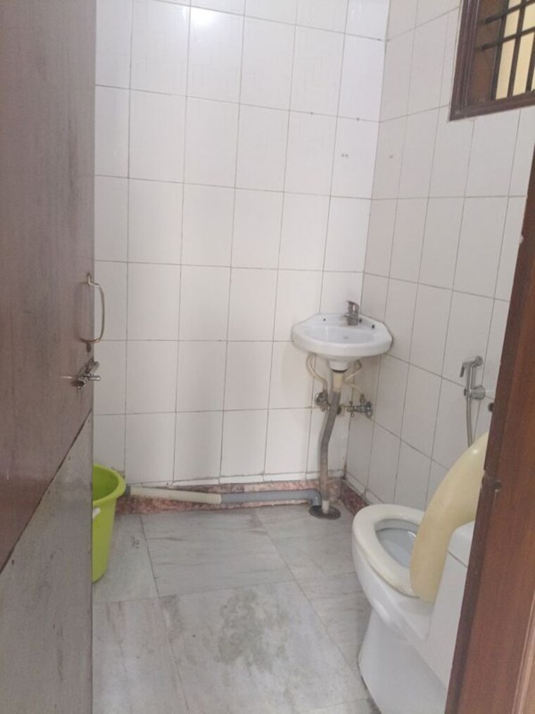 Bathroom, sector 43 2 Bedroom 1200 Sq.Ft. Builder Floor In Sector 43 Gurgaon 10650993