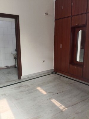 Room in 2 BHK Builder Floor at Sector 43 – for Rent