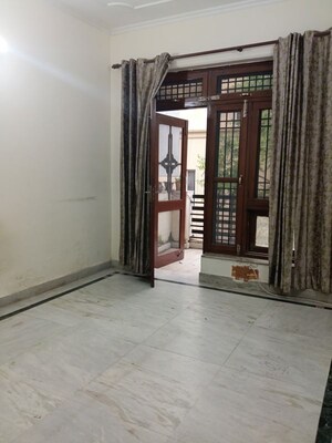 Room in 2 BHK Builder Floor at Sector 43 – for Rent
