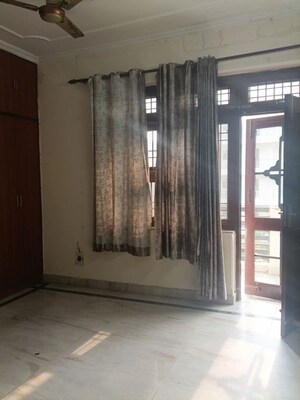 Room in 2 BHK Builder Floor at Sector 43 – for Rent