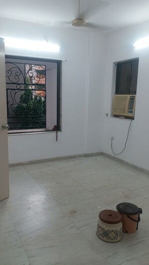Room in 2 BHK Apartment at Nivant Apartment Vile Parle, Vile Parle West – for Rent
