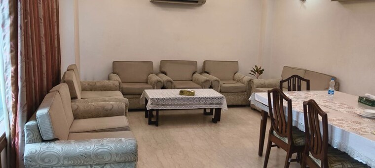 Living Room, green park extension 4 Bedroom 500 Sq.Yd. Builder Floor In Green Park Extension Delhi 10651195