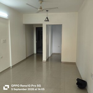 Room in 2 BHK Apartment at Nahar Laurel and Lilac, Chandivali – for Rent
