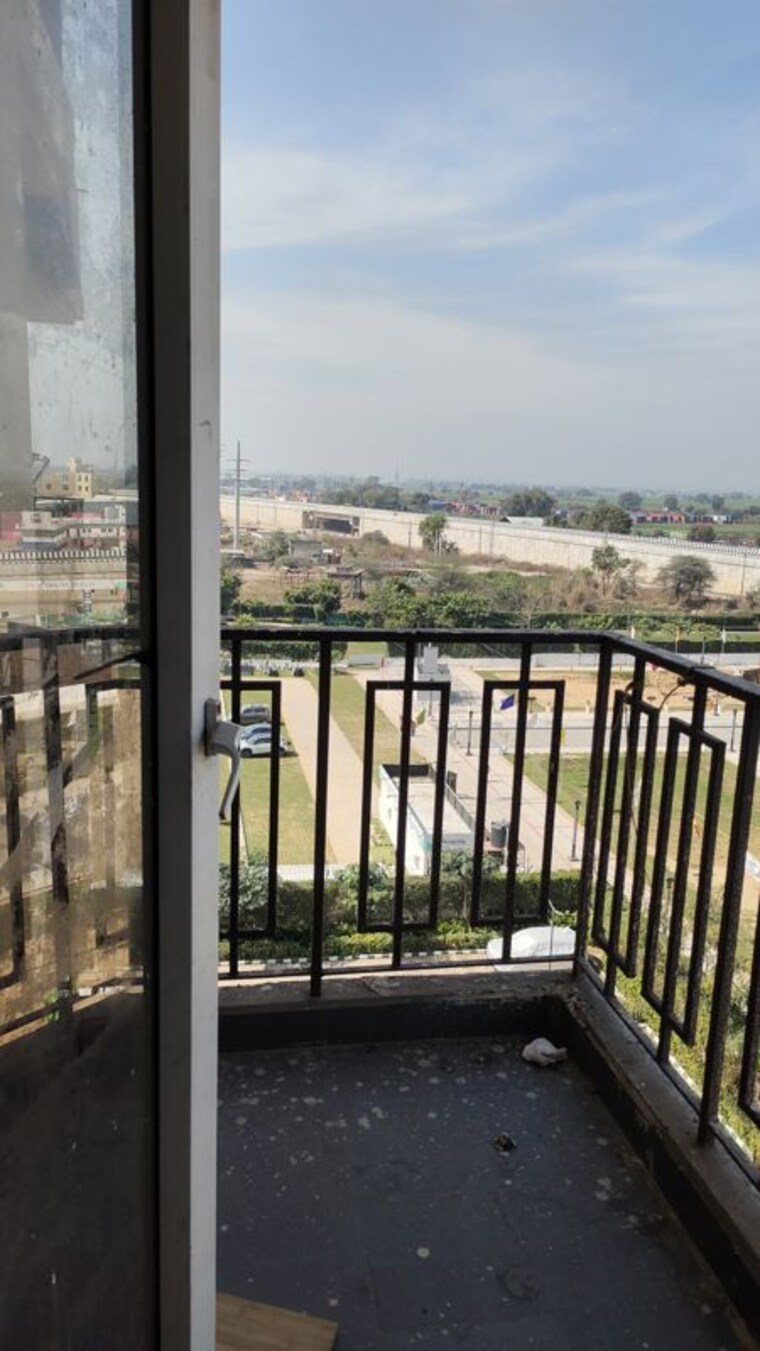Balcony, signature-global-the-roselia 2 Bedroom 800 Sq.Ft. Apartment In Sector 95a Gurgaon 10651328