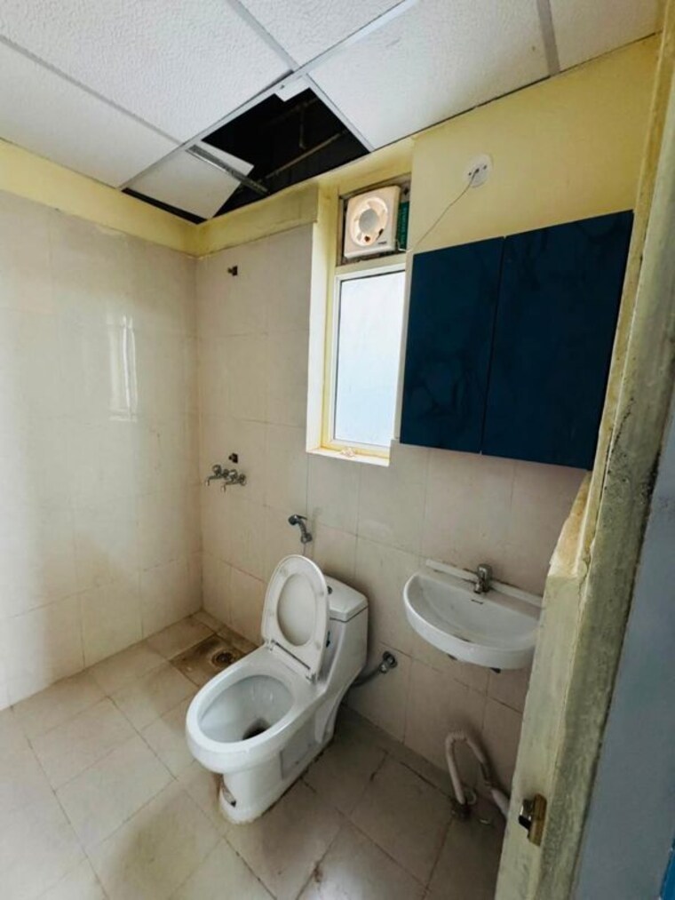 Bathroom, pyramid-midtown 2 Bedroom 678 Sq.Ft. Apartment In Sector 59 Gurgaon 10651363