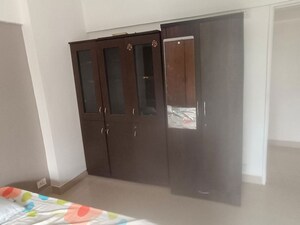 Room in 2 BHK Apartment at Magarpatta Daffodils Apartment, Hadapsar – for Rent