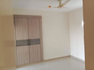 Room in 3.5 BHK Apartment at Jaypee Greens Aman, Sector 151 – for Rent