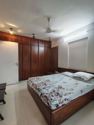 Bedroom in 2 BHK Apartment at Juhu – for Rent