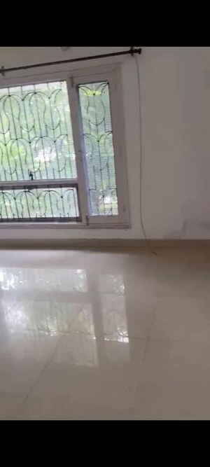 Room in 2 BHK Builder Floor at Sector 37 – for Rent