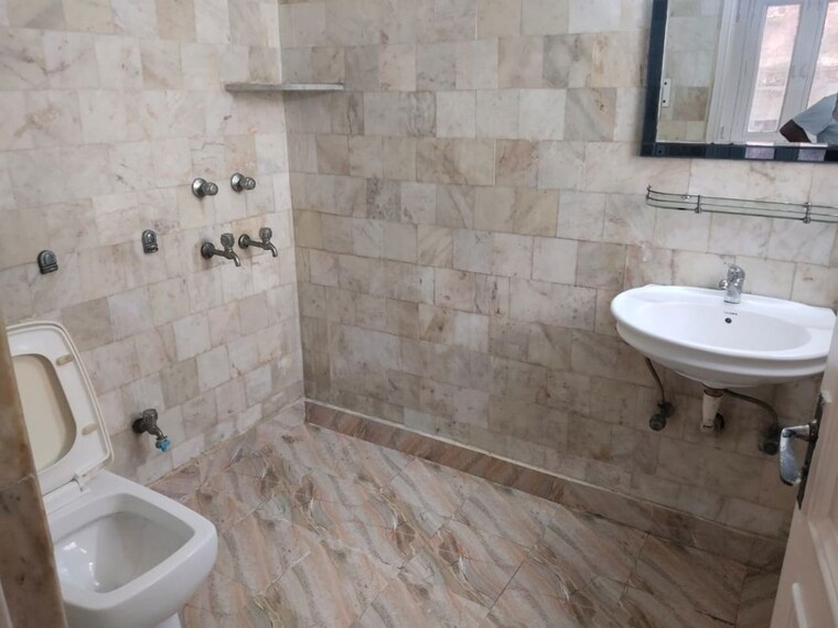 Bathroom, greater kailash part 3 2 Bedroom 1700 Sq.Ft. Builder Floor In Greater Kailash Part 3 Delhi 10652406