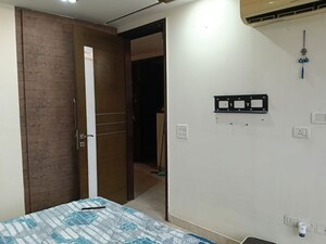 Room in 3 BHK Builder Floor at Hemkunt Colony – for Rent