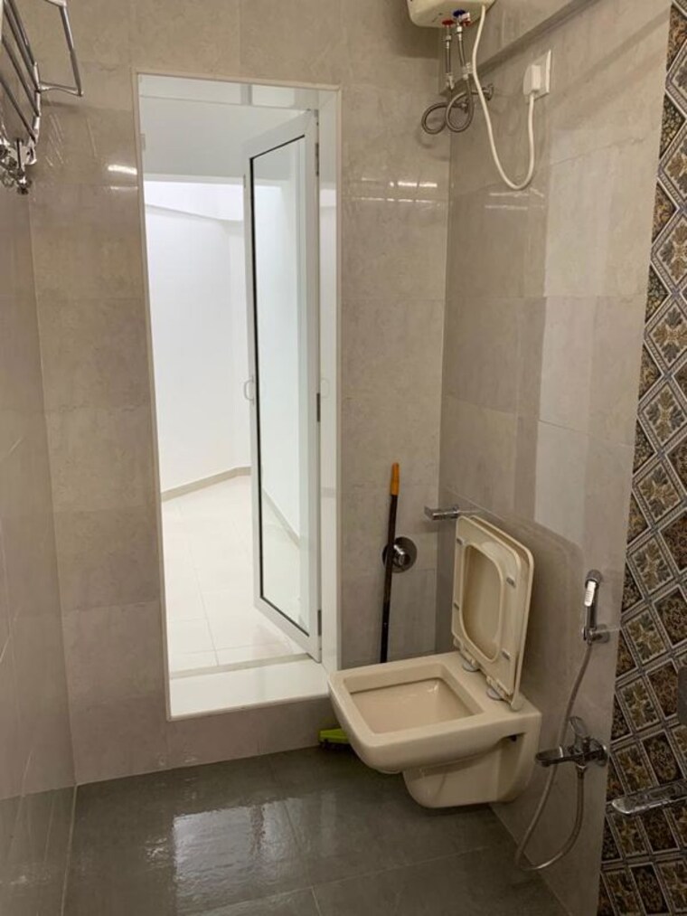 Bathroom, lokhandwala complex 2 Bedroom 1000 Sq.Ft. Apartment In Lokhandwala Complex Mumbai 10652499
