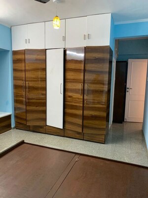 Room in 2 BHK Apartment at Lokhandwala Complex – for Rent