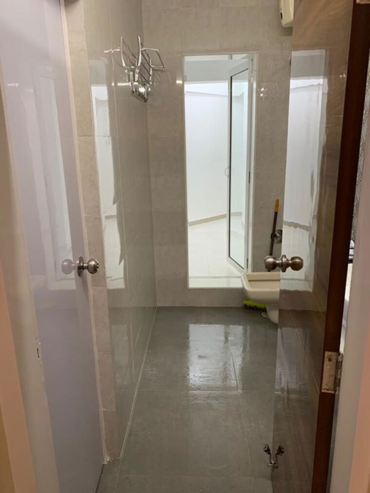 Bathroom, lokhandwala complex 2 Bedroom 1000 Sq.Ft. Apartment In Lokhandwala Complex Mumbai 10652499