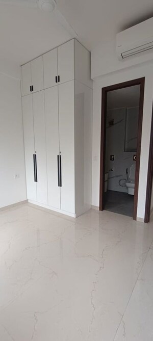 Room in 3.5 BHK Apartment at Smart World Orchard, Sector 61 – for Rent