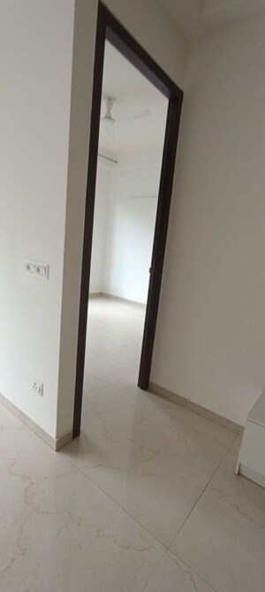 Room in 3.5 BHK Apartment at Smart World Orchard, Sector 61 – for Rent