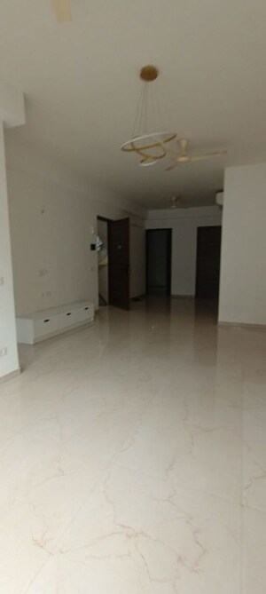 Room in 3.5 BHK Apartment at Smart World Orchard, Sector 61 – for Rent