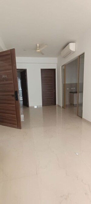 Room in 3.5 BHK Apartment at Smart World Orchard, Sector 61 – for Rent