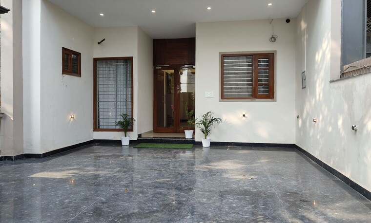 Room, ambala highway 5 Bedroom 250 Sq.Yd. Independent House In Ambala Highway Zirakpur 10652577